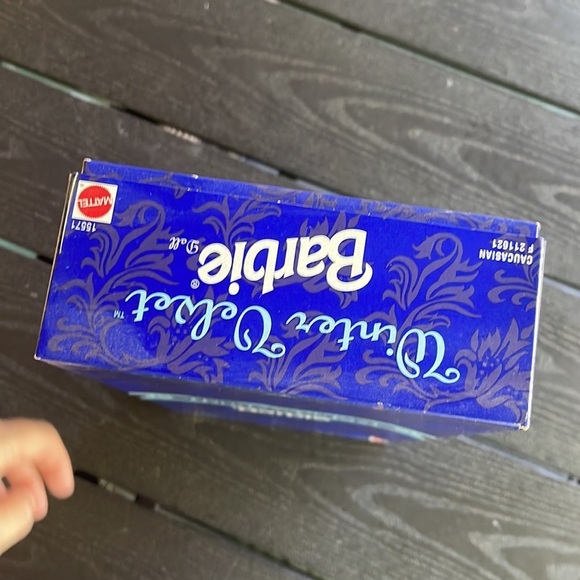 -- NRFB Vintage 1995 AVON ~ Winter Velvet Barbie Doll ❄️ - Picture 14 of 16